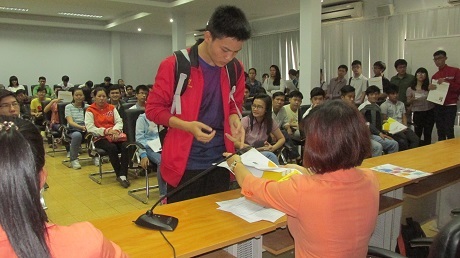 Đông nghịt thí sinh trong ngày đầu nhận giấy báo dự thi THPT quốc gia - 6 Áp lực quá đông nên thí sinh chờ khá lâu
mới nhận được giấy báo