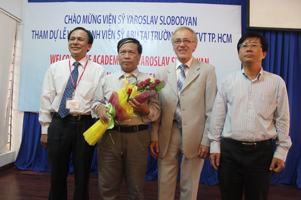 Một giảng viên được vinh danh Viện sĩ Viện hàn lâm của Ukraine - 2 Ban Giám hiệu tặng hoa chúc mừng PGS.TSKH Trần Đức Chính.