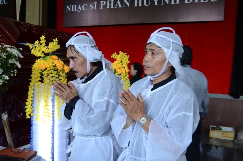 Nét bàng hoàng trên gượng mặt người thân vì sự  ra đi đột ngột của cố nhạc sĩ Phan Huỳnh Điểu