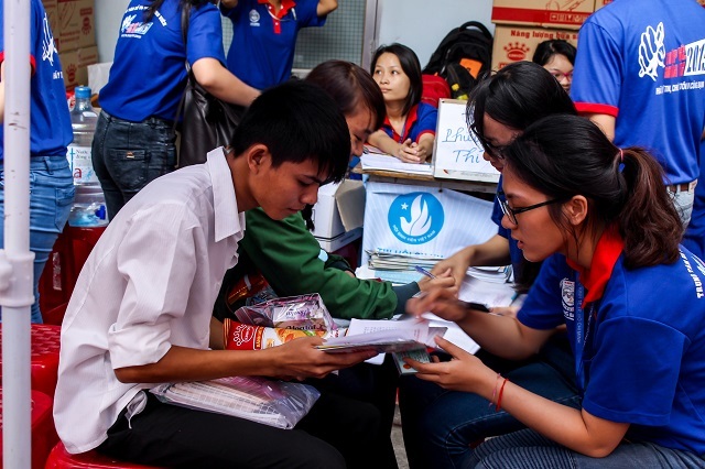 Thí sinh dồn dập đổ về TPHCM, Hà Nội dự thi THPT quốc gia 2015 - 1 TPHCM: Thí sinh tấp nập về dự kỳ thi THPT quốc gia 2015