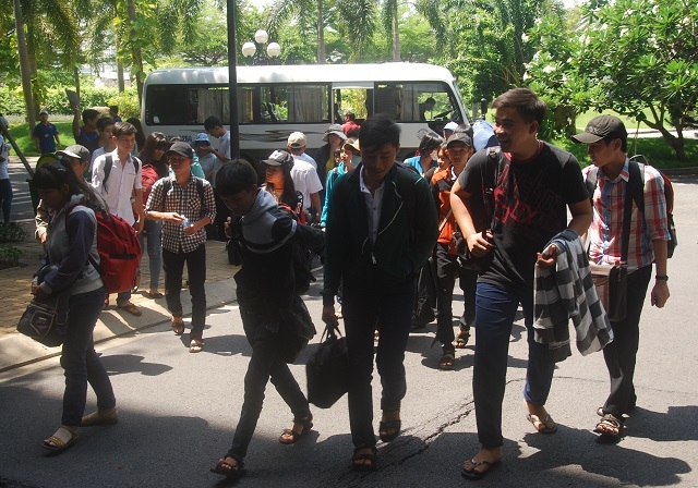 Thí sinh dồn dập đổ về TPHCM, Hà Nội dự thi THPT quốc gia 2015 - 4 Nụ cười của sinh viên tình nguyện khi hỗ trợ thí sinh từ xa đến. (Ảnh: Lê Phương)