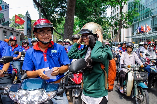 Thí sinh dồn dập đổ về TPHCM, Hà Nội dự thi THPT quốc gia 2015 - 3 Nụ cười của sinh viên tình nguyện khi hỗ trợ thí sinh từ xa đến. (Ảnh: Lê Phương)