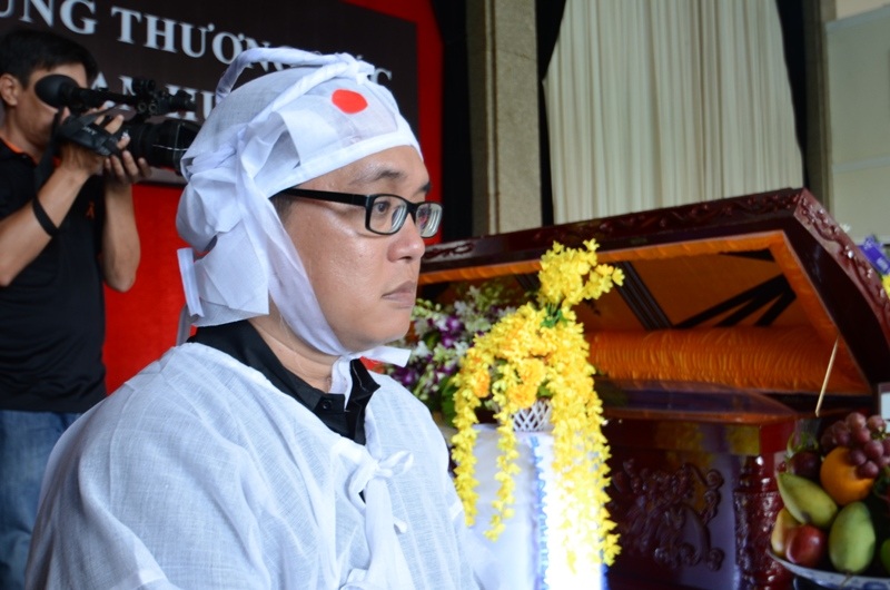 Nét bàng hoàng trên gượng mặt người thân vì sự  ra đi đột ngột của cố nhạc sĩ Phan Huỳnh Điểu