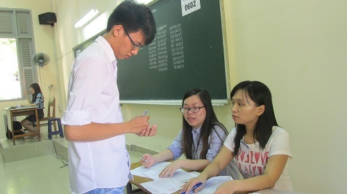 Chùm ảnh: Thí sinh làm thủ tục dự thi THPT quốc gia - 21 Một thí sinh chỉnh sửa sai sót trên giấy báo tại điểm thi của trường ĐH Sài Gòn.
