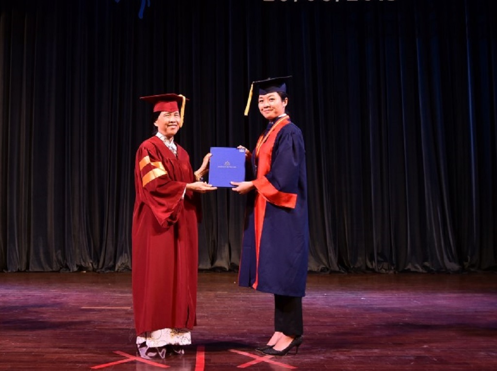Hiệu trưởng bày tỏ quan điểm về biển Đông với các tân khoa - 1 Hiệu trưởng Trường ĐH Hoa Sen, TS. Bùi Trân Phượng trao bằng tốt nghiệp cho một tân khoa.