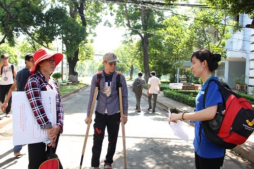 Gãy tay phải, thí sinh có “trợ lý” viết bài - 1 Thí sinh Phan Tấn Lộc chống nạng đến trường thi
