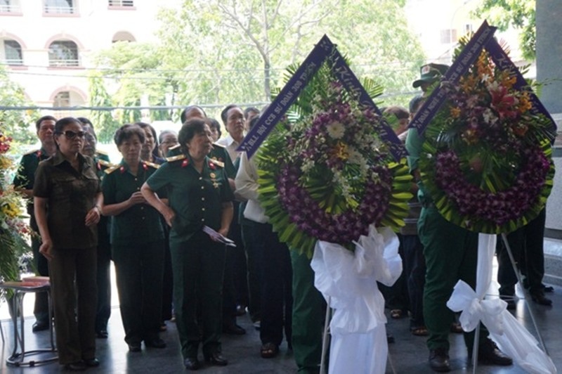 Bạn bè thân hữu đến viếng và chia buồn cùng gia đình