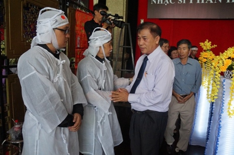 Bạn bè thân hữu đến viếng và chia buồn cùng gia đình