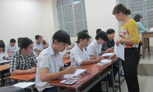 Nhiều thí sinh phải đi cấp cứu, dừng thi môn Toán - 2 Thí sinh trong buổi thi sáng nay tại TPHCM