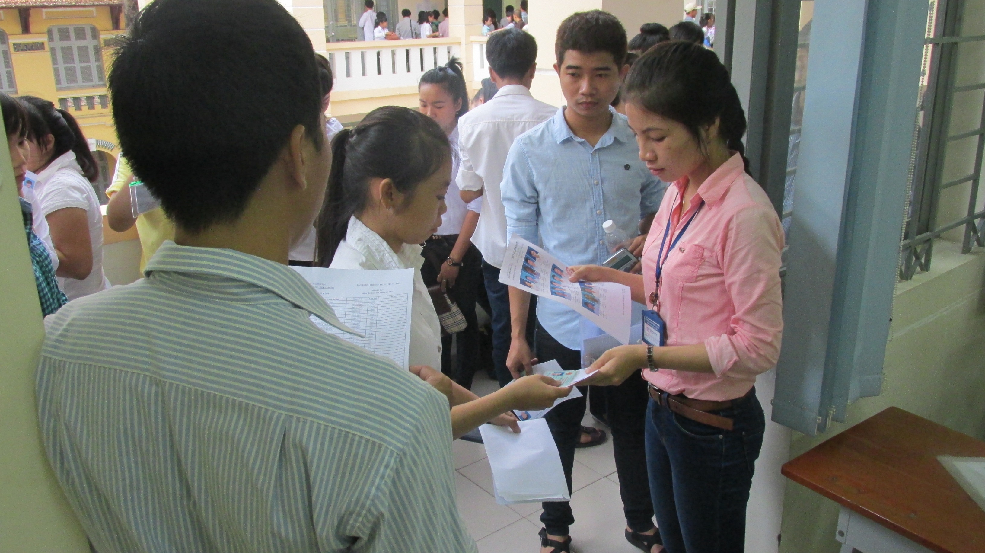 Thứ trưởng Bùi Văn Ga: “Đảm bảo kỳ thi công bằng” - 1 Giám thị tại cụm thi ĐH Sài Gòn kiểm tra kỹ thí sinh trước khi vào phòng thi