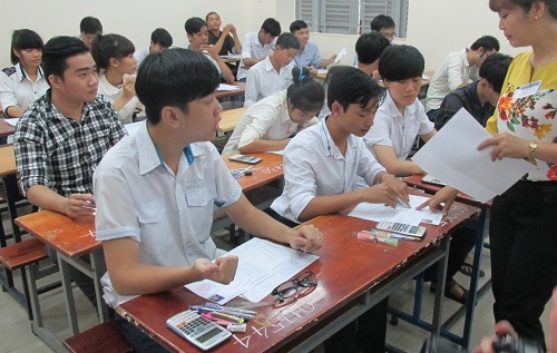 Thứ trưởng Bùi Văn Ga: “Đảm bảo kỳ thi công bằng” - 3 Một phòng thi tại cụm thi ĐH Sài Gòn bố trí thí sinh ngồi khá sát nhau