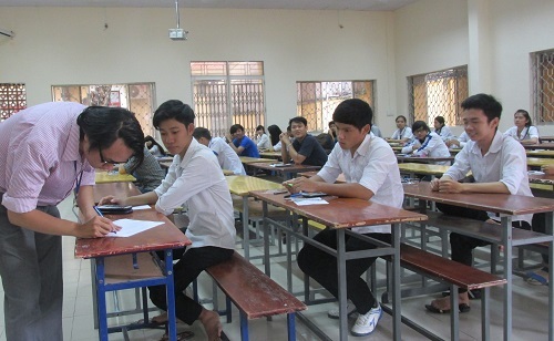 Ngang nhiên mang điện thoại ra chụp đề, thí sinh bị đình chỉ thi - 1 Buổi thi sáng nay đã đình chỉ
nhiều thí sinh vì lỗi mang điện thoại