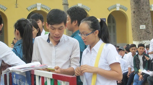 Nhiều thí sinh phải đi cấp cứu, dừng thi môn Toán - 1 Thí sinh thi tại trường ĐH Sài Gòn
