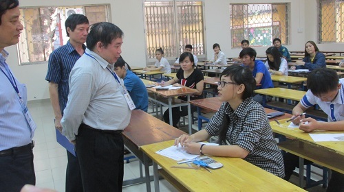 Thứ trưởng Bùi Văn Ga: “Đảm bảo kỳ thi công bằng” - 4 Thứ trưởng Bùi Văn Ga hỏi thăm và động viên thí sinh