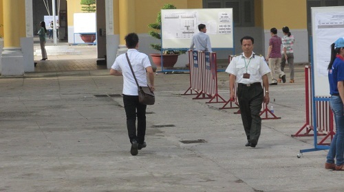 Ngày thi thứ 2: Sáng nay, hơn 900.000 thí sinh thi môn Ngữ Văn - 18 Ngã
ba An Dương Vương- Nguyễn Văn Cừ các có ít phương tiện giao thông (ảnh Xuân Duy)