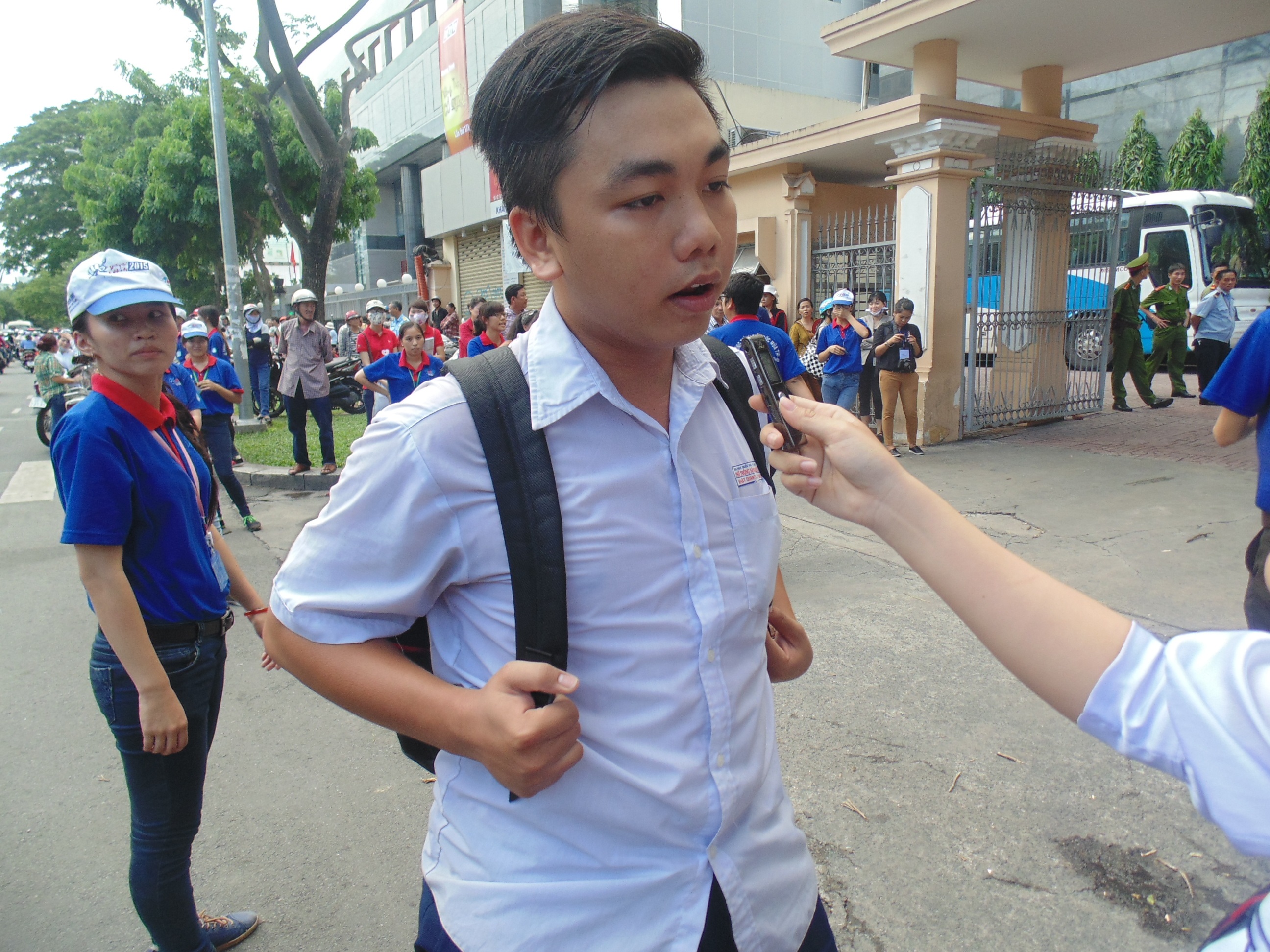 Em Nhật Quang là thí sinh ra sớm nhất tại điểm thi Trường ĐH KHXH&NV TPHCM.