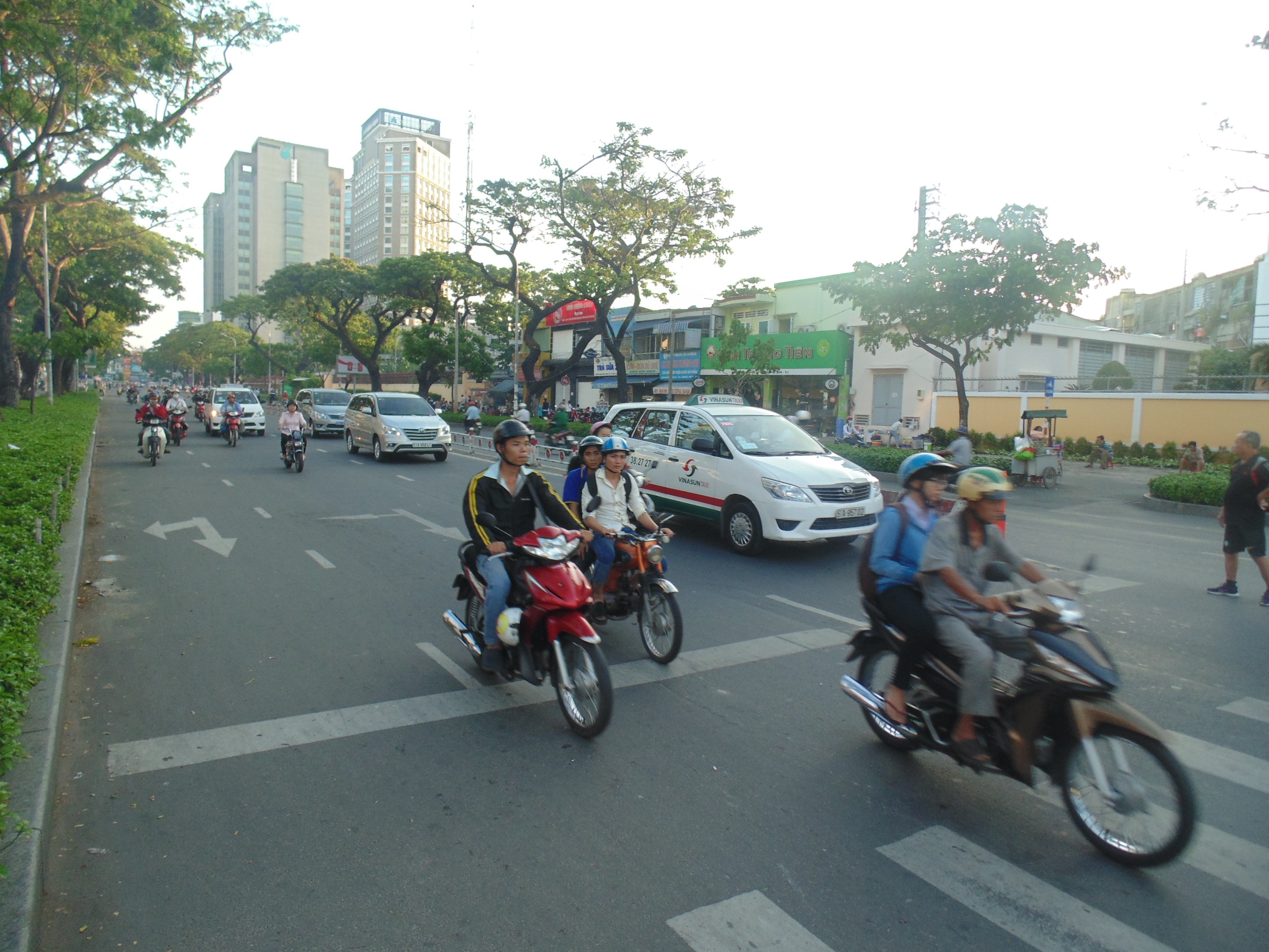 Từ
sớm lực lượng CSGT thành phố đã trực chốt sẵn để phân luồng giao thông (ảnh Lê Phương)