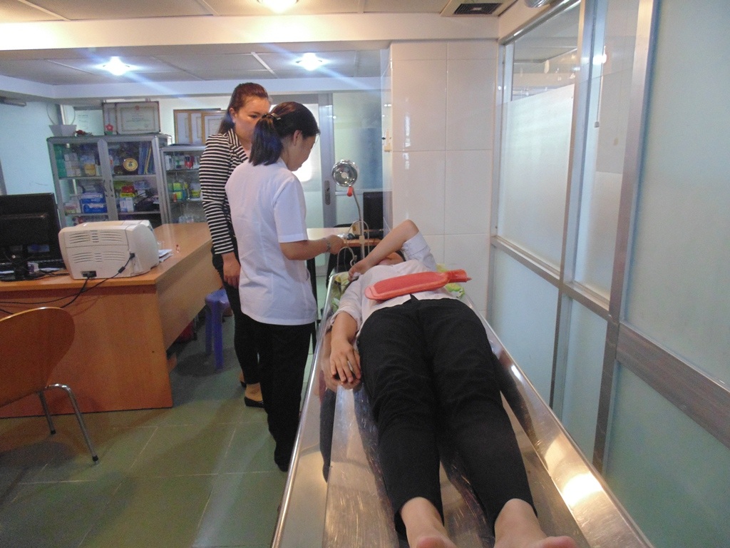 Thí sinh Đặng Sơn Thùy bị đau bụng được cấp cứu kịp thời tại trạm y tế trường ĐH công nghiệp TPHCM