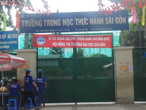 Thí sinh bị “tra tấn” bởi tiếng ồn từ công trình xây dựng - 1 Điểm thi trường Trung học thực hành Sài Gòn nơi các thí sinh đang bị tiếng ồn công trình tra tấn.