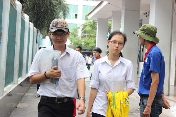 Đề Hóa có tính phân loại cao, thí sinh khó lấy 10 điểm - 16 Những thí sinh ra khỏi phòng thi đầu tại cụm thi ĐH Công nghiệp TPHCM