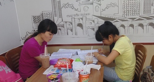 Chiều nay, 460.000 sĩ tử tiếp tục “chiến đấu” với nắng đi thi môn Hóa - 1 Các thí sinh chọn siêu thị để nghỉ trưa