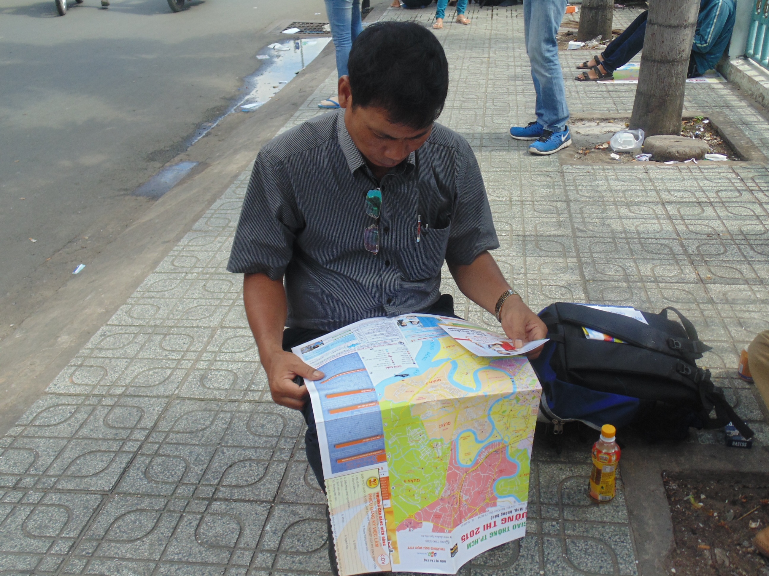 Ông bố này đang tra cứu đồ TPHCM để tìm ra đường ngắn nhất từ nhà trọ tới điểm thi.