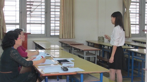 Đội ghế, xếp hàng thi môn năng khiếu vào ĐH Kiến trúc - 14 Hai giám khảo đang
theo dõi kỹ phần thi kể chuyện của một thí sinh