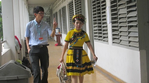 Cuộc đua tài của những cô giáo mầm non tương lai - 2 Nhiều thí sinh thuê trang phục dân tộc để phù hợp bài thi