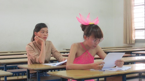 Cuộc đua tài của những cô giáo mầm non tương lai - 8 Đọc lại đề bài đọc diễn cảm trong lúc chờ tới lượt thi