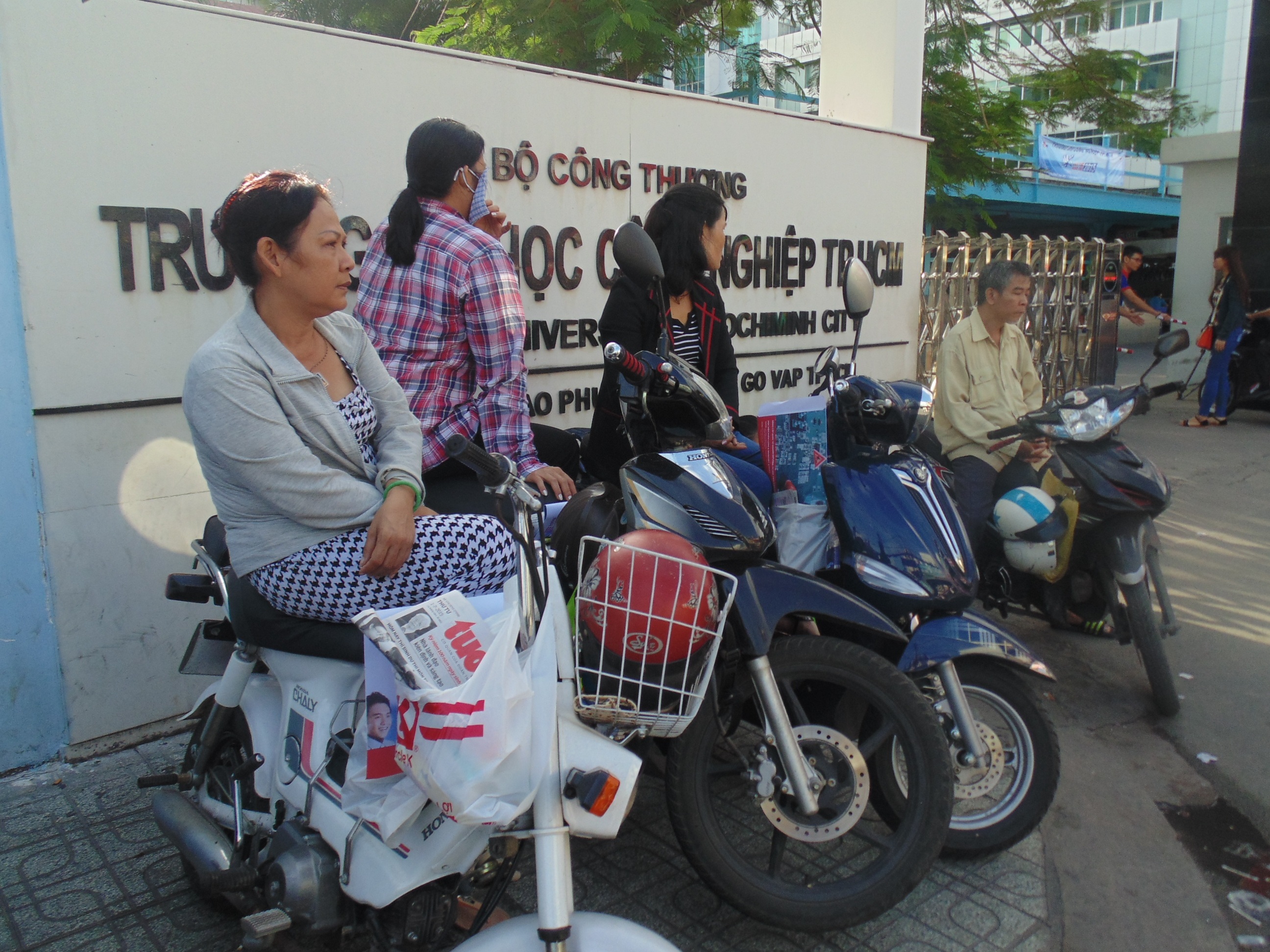 Ngóng trông về con mình trong phòng thi. (Ảnh: Xuân Duy - Lê Phương)