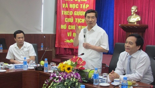 Xã hội ngoảnh mặt với những trường ĐH ngoài công lập kém chất lượng - 1 GS. TSKH Đào Trọng Thi phát biểu với cán bộ, giảng viên trường ĐH Nguyễn Tất Thành vào chiều 17/7.
