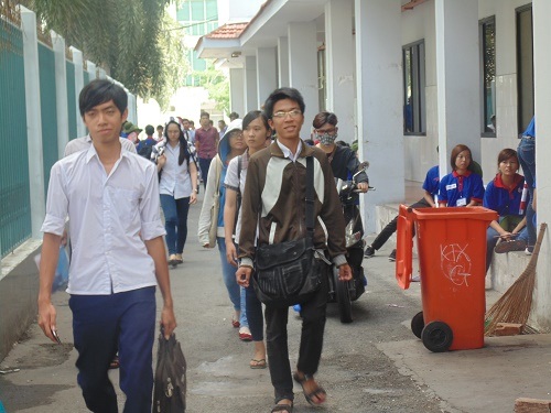 Thí sinh phấn khởi vì "trúng tủ" đề Địa hỏi về biển đảo - 11 Rất nhiều thí sinh ra khỏi phòng thi khi vừa kết thúc hai phần ba thời gian làm bài.