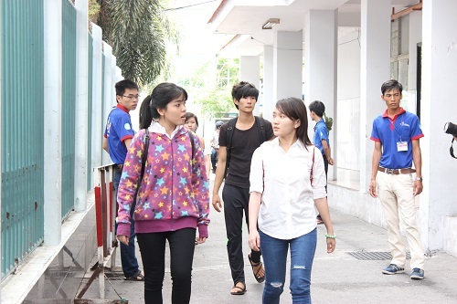 Những thí sinh ra sớm nhất tại cụm thi Trường ĐH Công nghiệp TPHCM