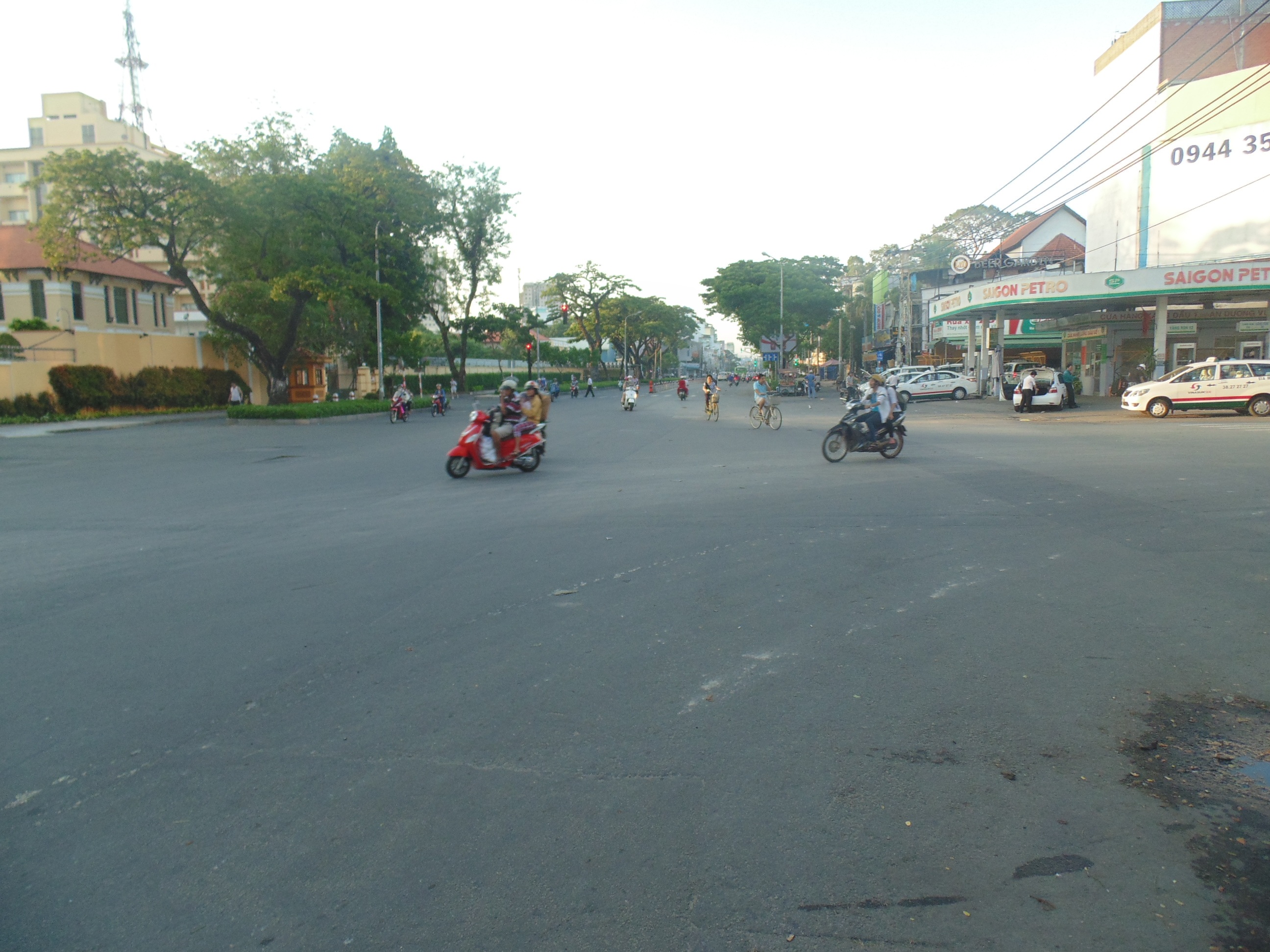 Ngã
ba An Dương Vương- Nguyễn Văn Cừ các có ít phương tiện giao thông (ảnh Xuân Duy)