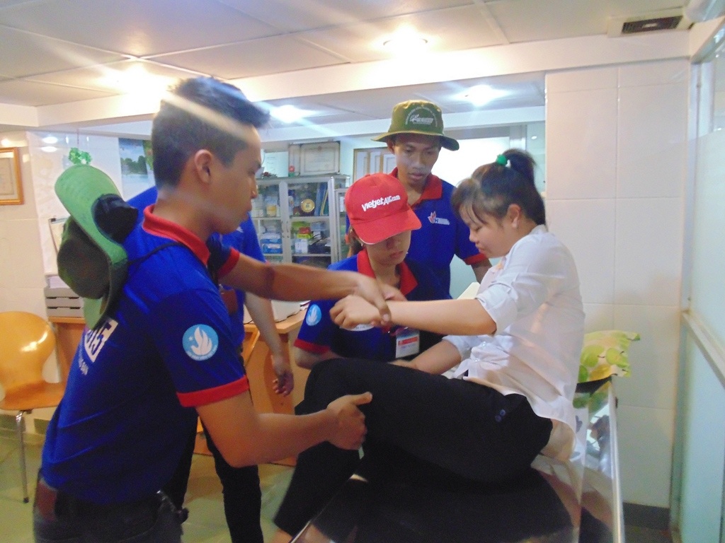 Thí sinh Đặng Sơn Thùy bị đau bụng được cấp cứu kịp thời tại trạm y tế trường ĐH công nghiệp TPHCM