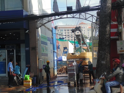 Thí sinh bị “tra tấn” bởi tiếng ồn từ công trình xây dựng - 2 Công trình đang xây dựng ảnh hưởng trực tiếp tới thí sinh