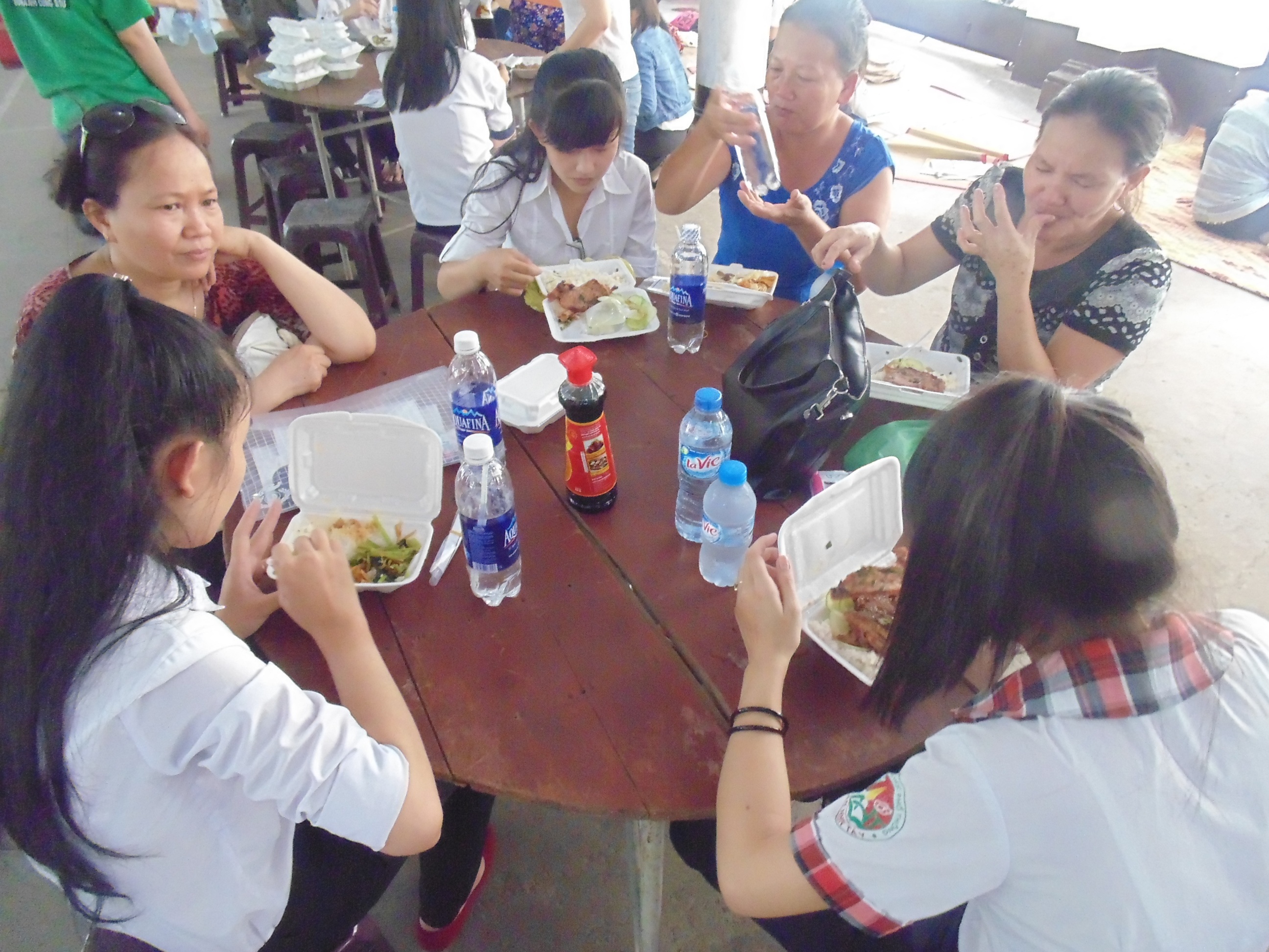 Phụ huynh, học sinh ăn phần cơm mình được phát miễn phí