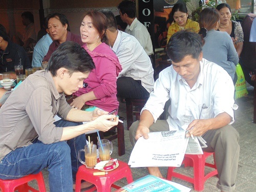 Chiều nay, 460.000 sĩ tử tiếp tục “chiến đấu” với nắng đi thi môn Hóa - 3 Một số người chọn quán cà phê để tráng nắng và chờ con