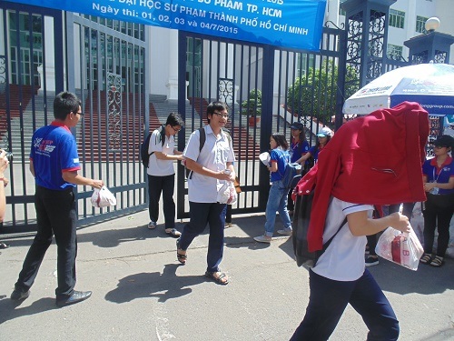 Trường Sa, Hoàng Sa vào đề Văn, thí sinh hào hứng vì làm được bài - 5 Những thí sinh ra đầu tiên trong ngày thi thứ hai. (Ảnh: Xuân Duy)