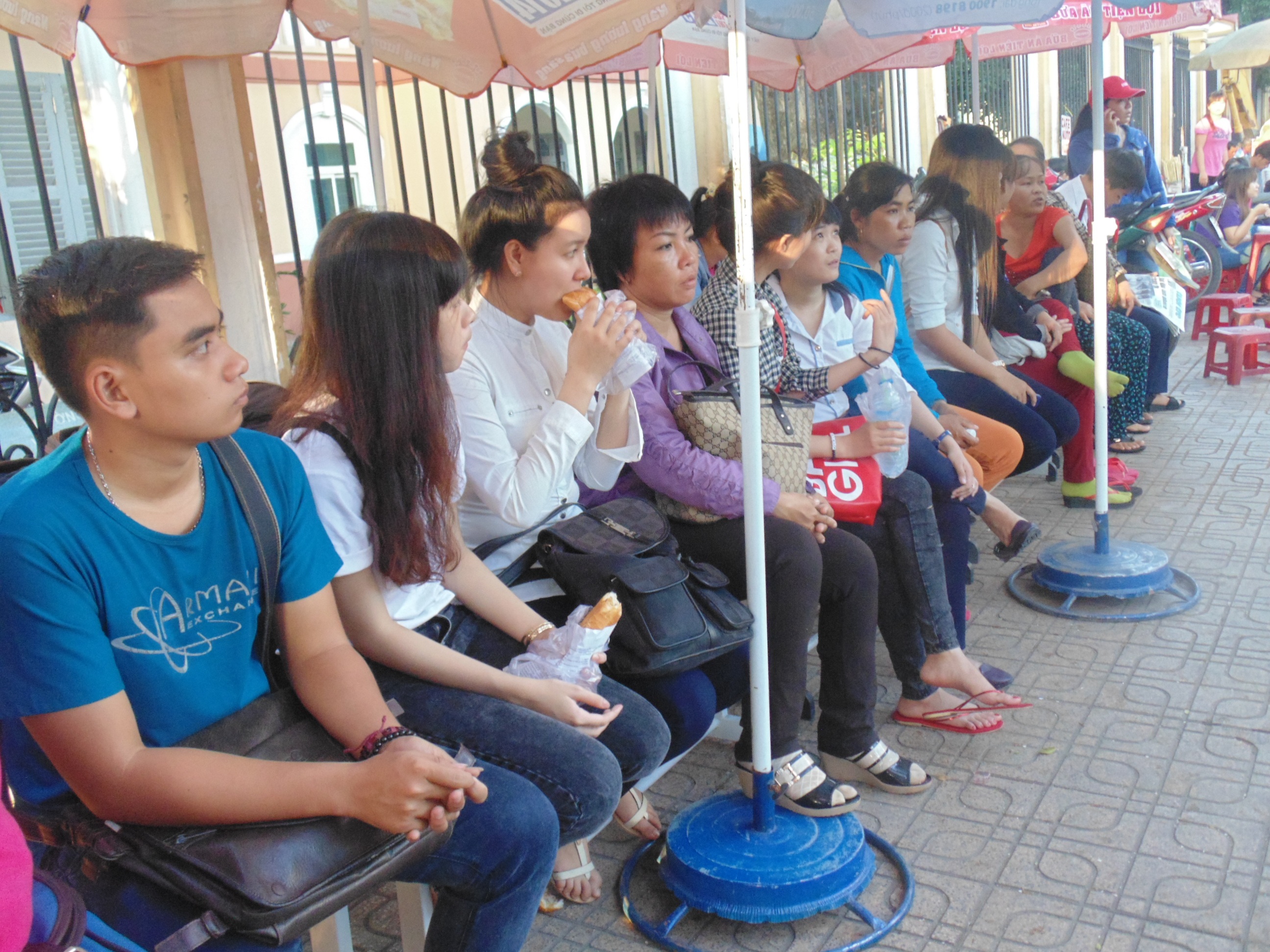 Ngã
ba An Dương Vương- Nguyễn Văn Cừ các có ít phương tiện giao thông (ảnh Xuân Duy)