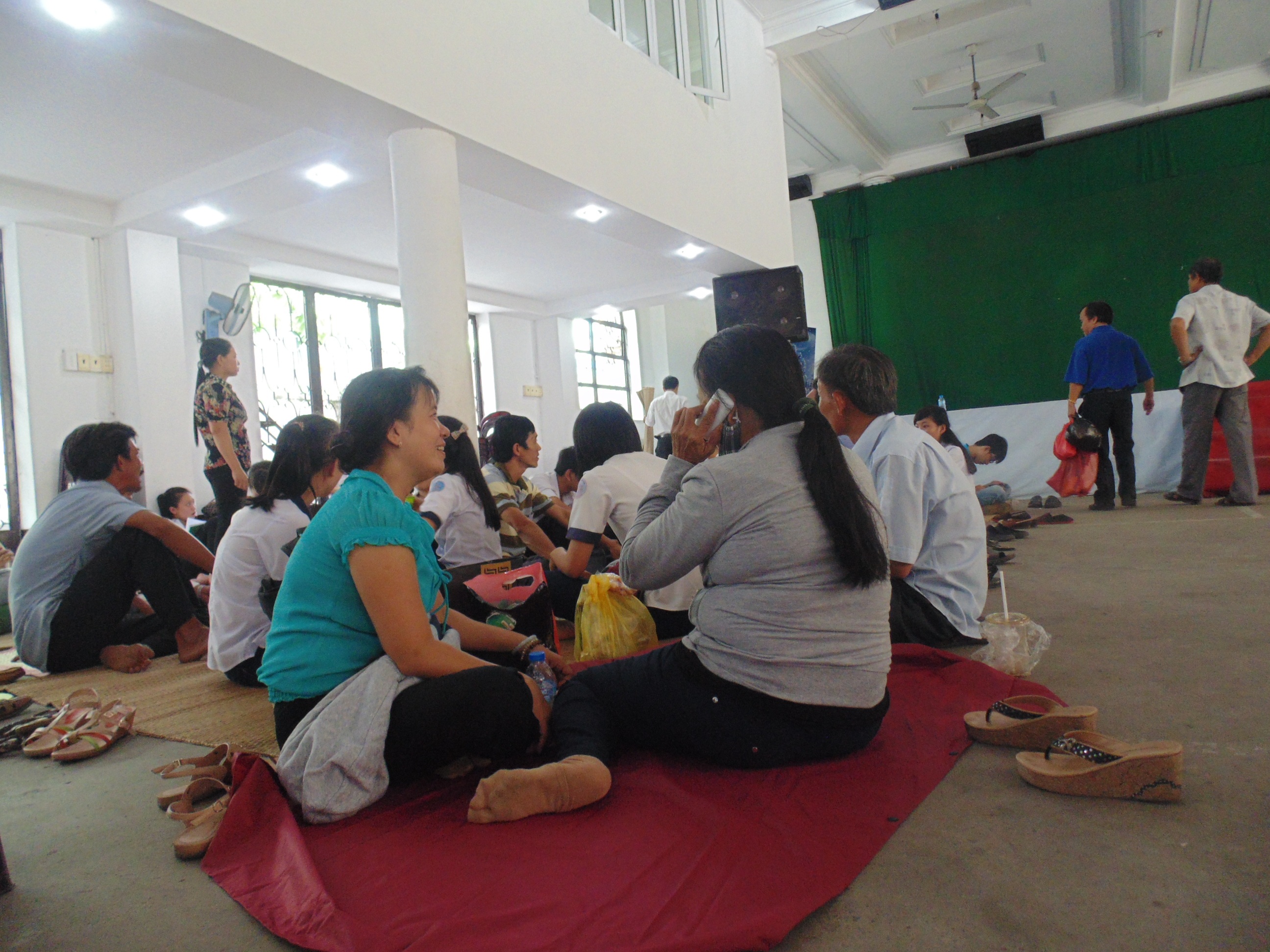 Các phụ huynh, học sinh có một nơi nghỉ trưa. (Ảnh: Xuân Duy)