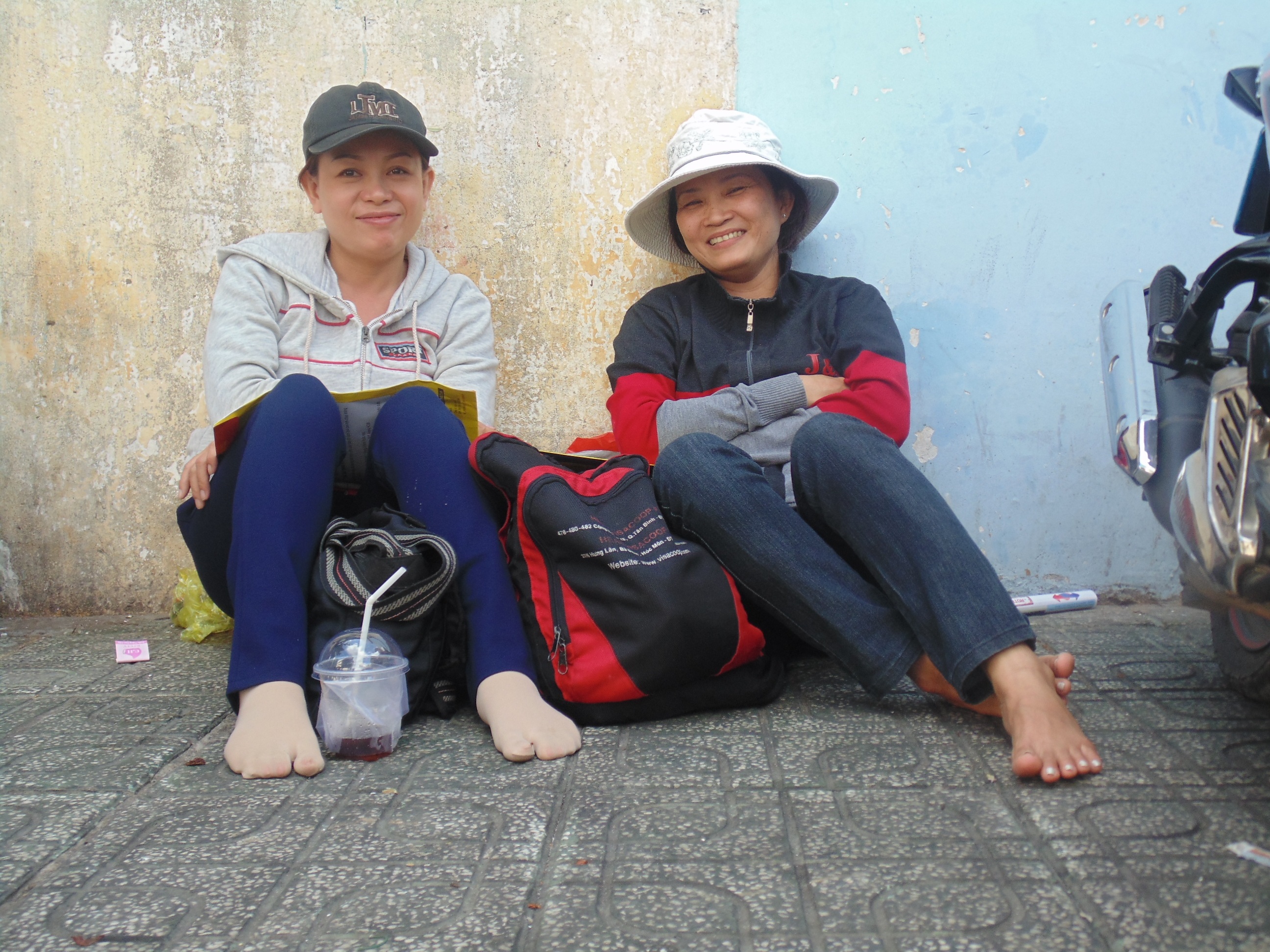 Nụ cười đầy hy vọng của những bà mẹ có con dự thi.