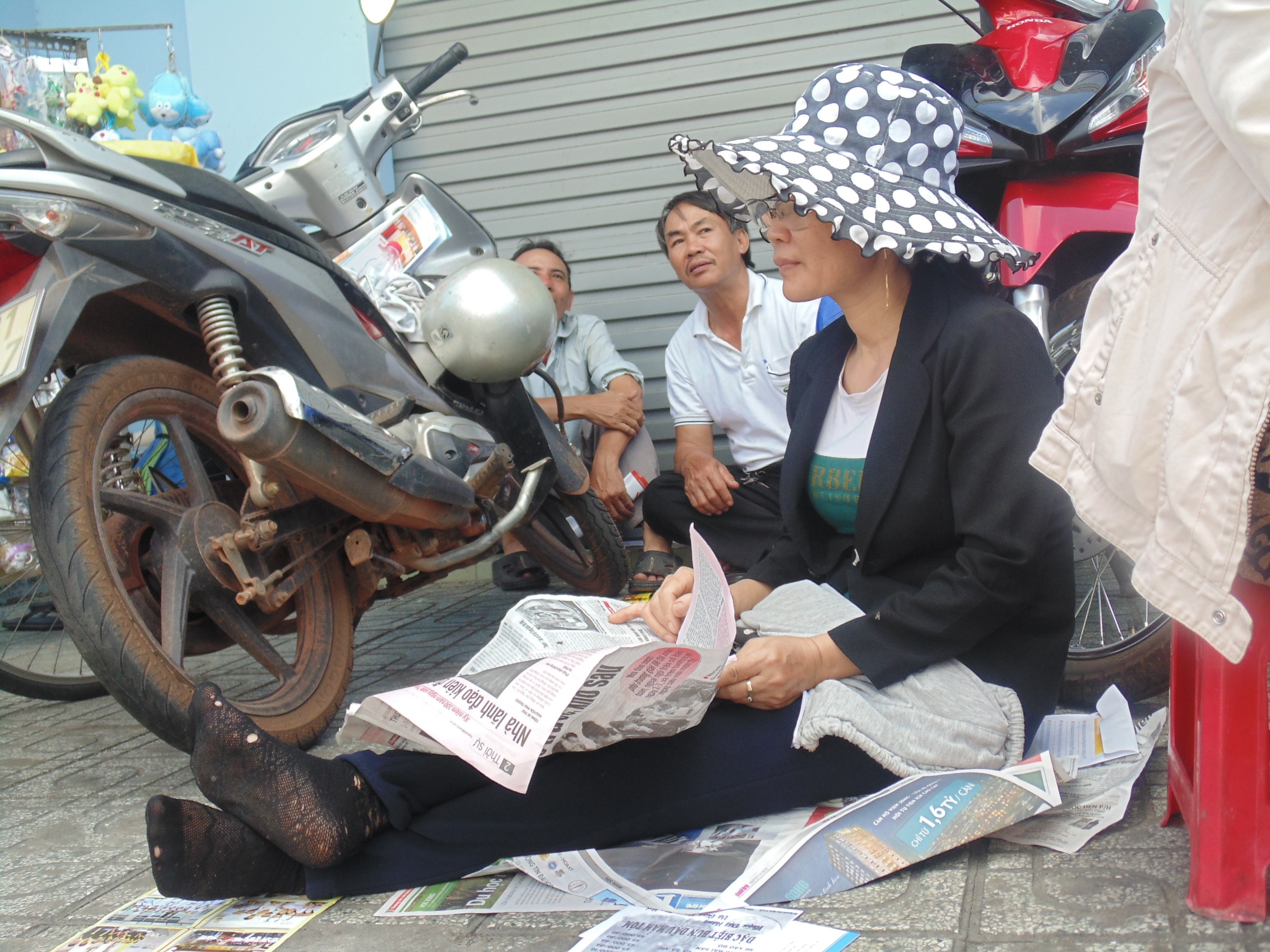 Báo cũ đã được tận dụng triệt để phục vụ phụ huynh trong ngày thi đầu tiên.