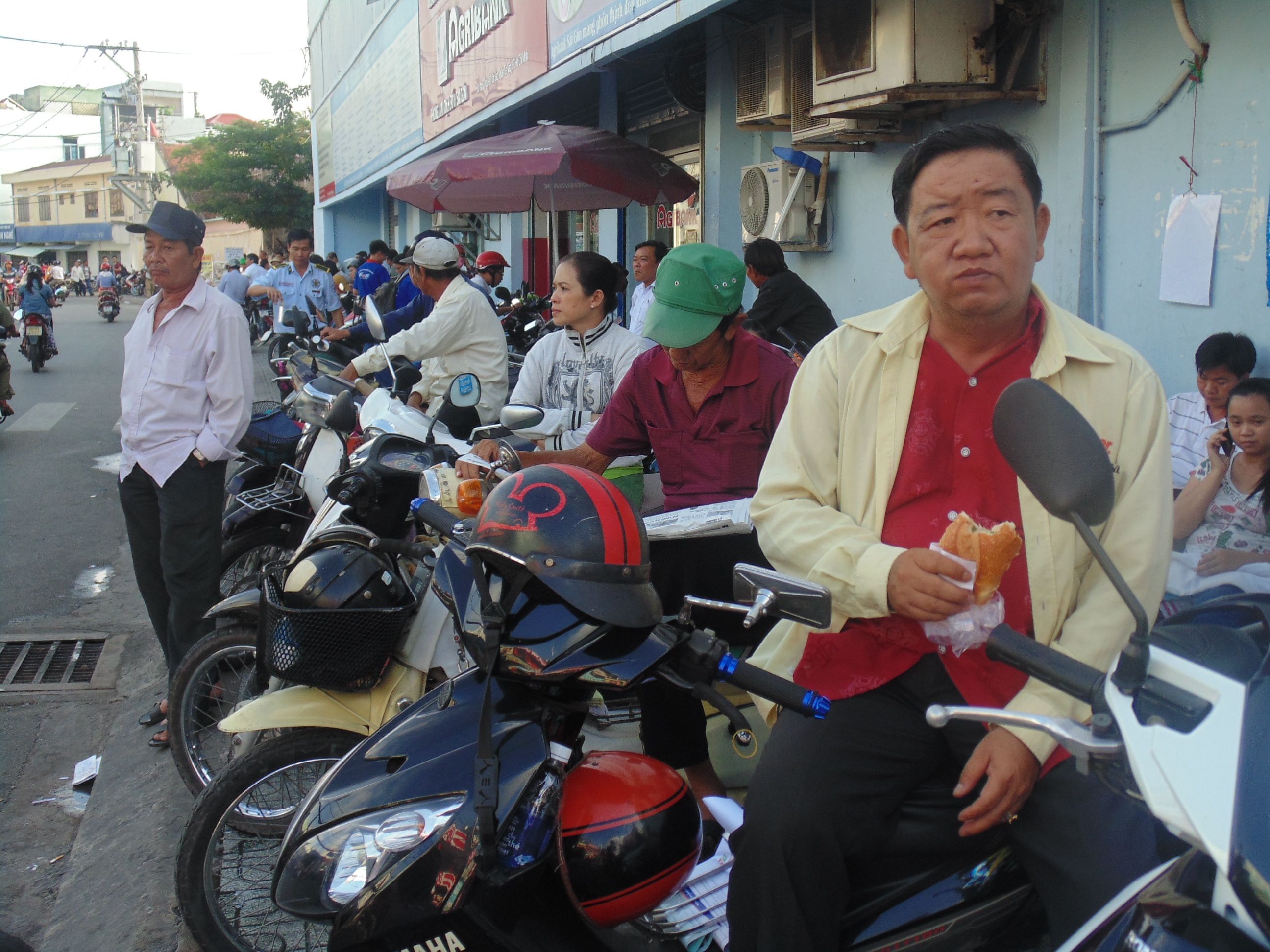 Tranh thủ lót dạ trong chờ con.