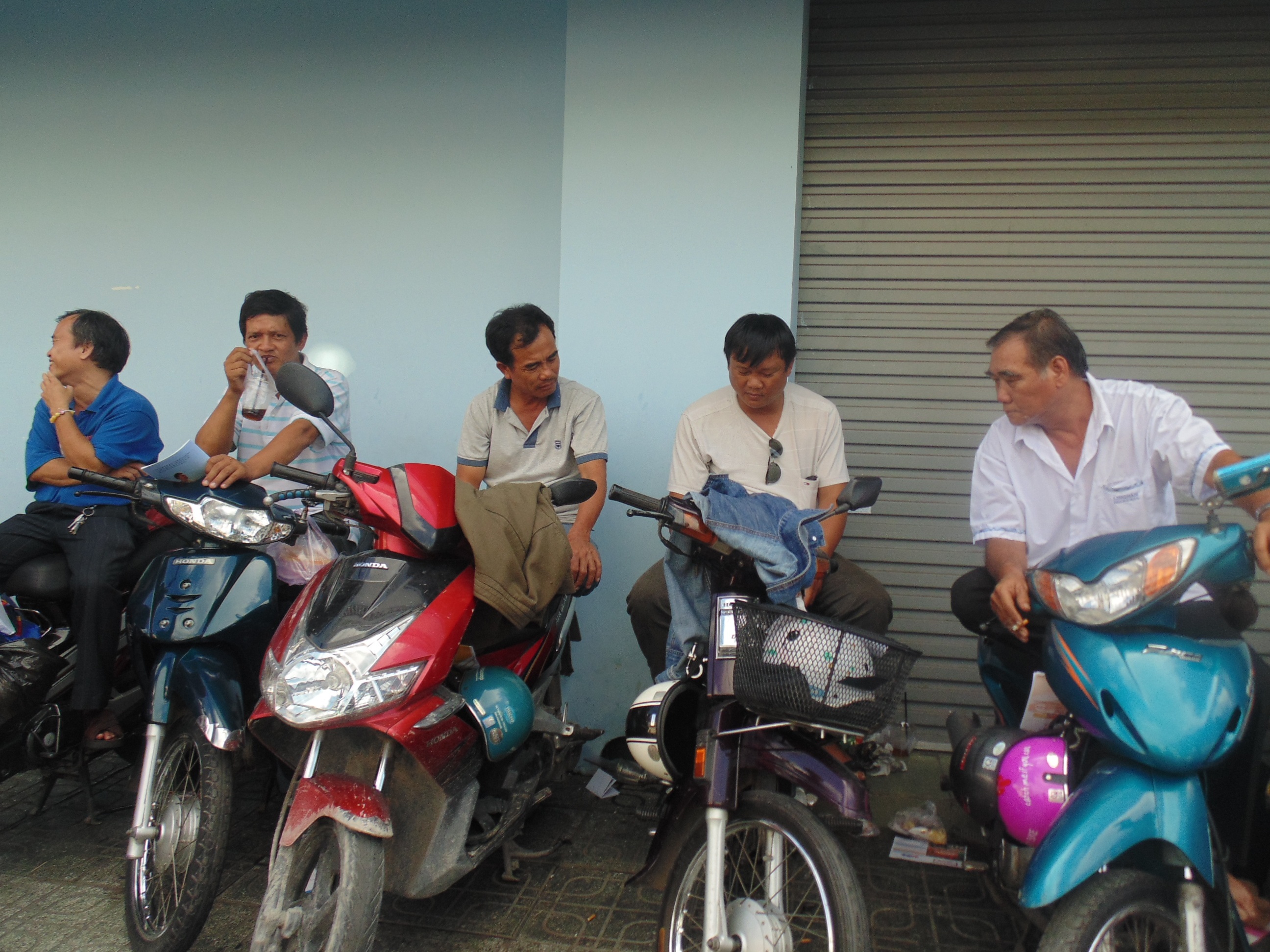 Xe máy trở thành chiếc ghế lý tưởng với các ông bố.