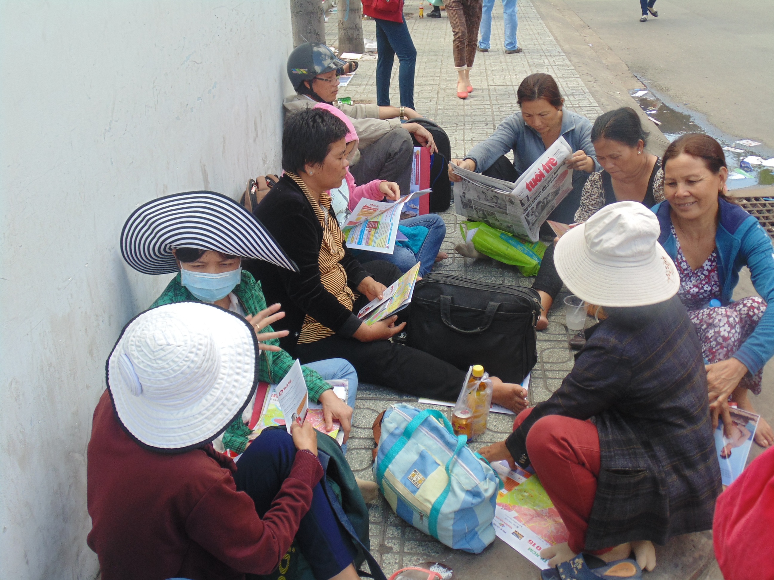 Các bà mẹ ngồi lại với nhau khoe về thành tích học tập của con mình suốt 12 năm qua.