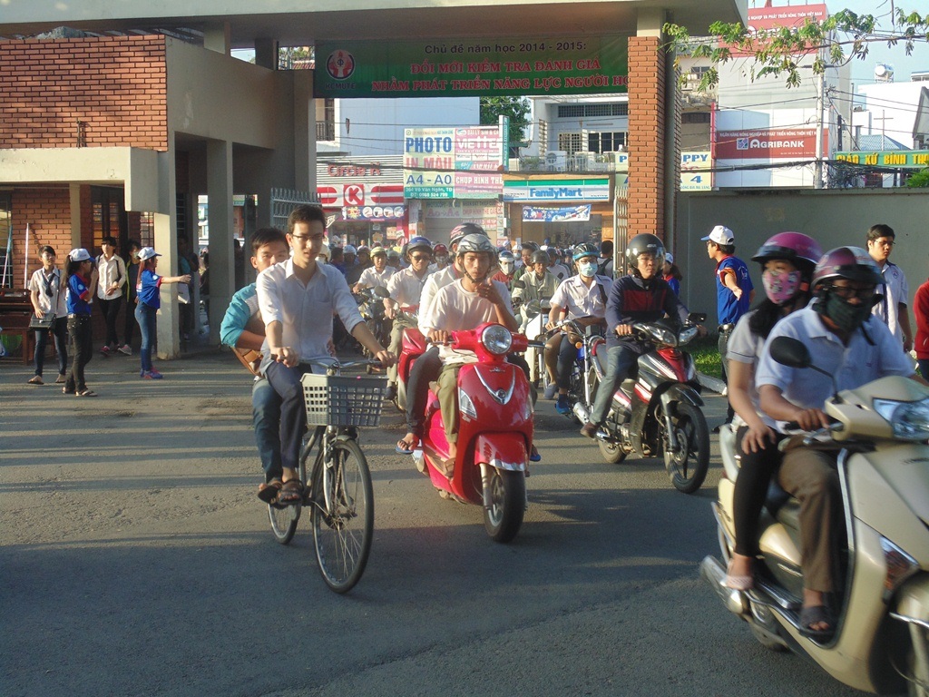 Trước cổng điểm thi chính của trường ĐH Sư phạm Kỹ thuật TPHCM (ảnh Quang Đạm)