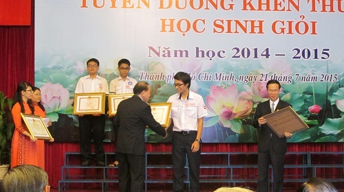 Tuyên dương, khen thưởng hơn 4.000 học sinh giỏi - 1 Đại diện Thành ủy TPHCM và Bộ GD-ĐT trao bằng khen cho học sinh giỏi thành phố năm nay.