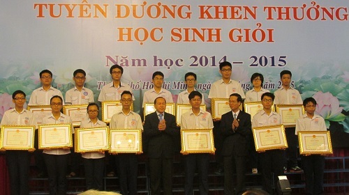 Tuyên dương, khen thưởng hơn 4.000 học sinh giỏi - 2 Năm 2014-2015, TPHCM có hơn 4.000 học sinh giỏi.