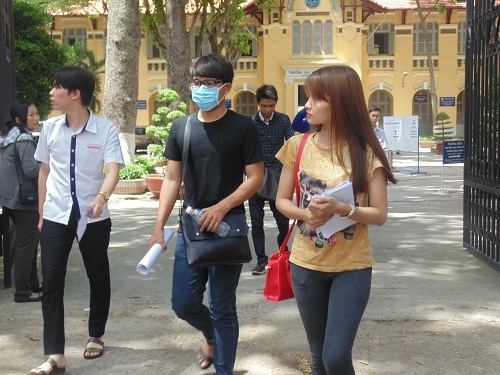 Buổi thi Văn, nhiều thí sinh mang tài liệu vào phòng thi - 1 Thí sinh thi tại TPHCM sáng nay (ảnh Xuân Duy)